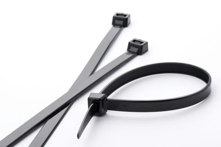 Dlaczego opaski zaciskowe plastikowe są&nbsp;lepsze od&nbsp;tradycyjnych zapięć?